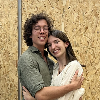 Tim und Maylies, die Gründer von melysium, lachend am Messestand
