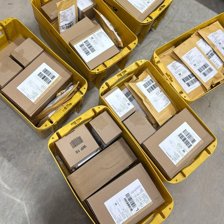 Gelbe Postkisten voller selbst gepackter melysium Pakete